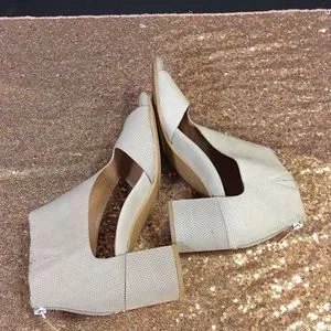 Gentle Souls Charlene 2 Peep Toe T-strap 9.5
