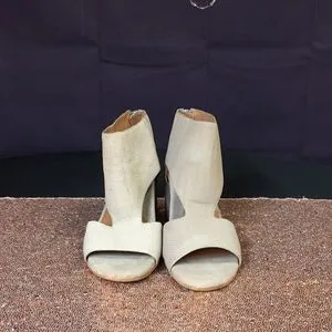 Gentle Souls Charlene 2 Peep Toe T-strap 9.5