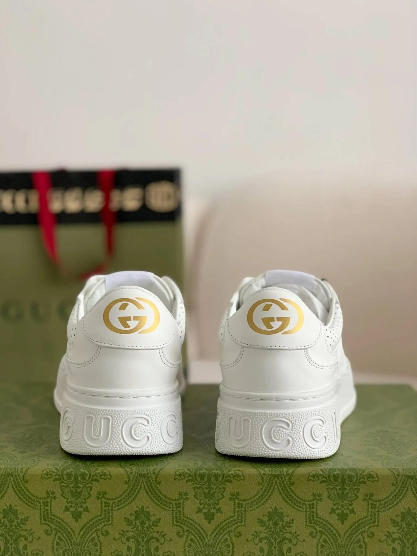 Gucci GG embossed Trainer "white"
