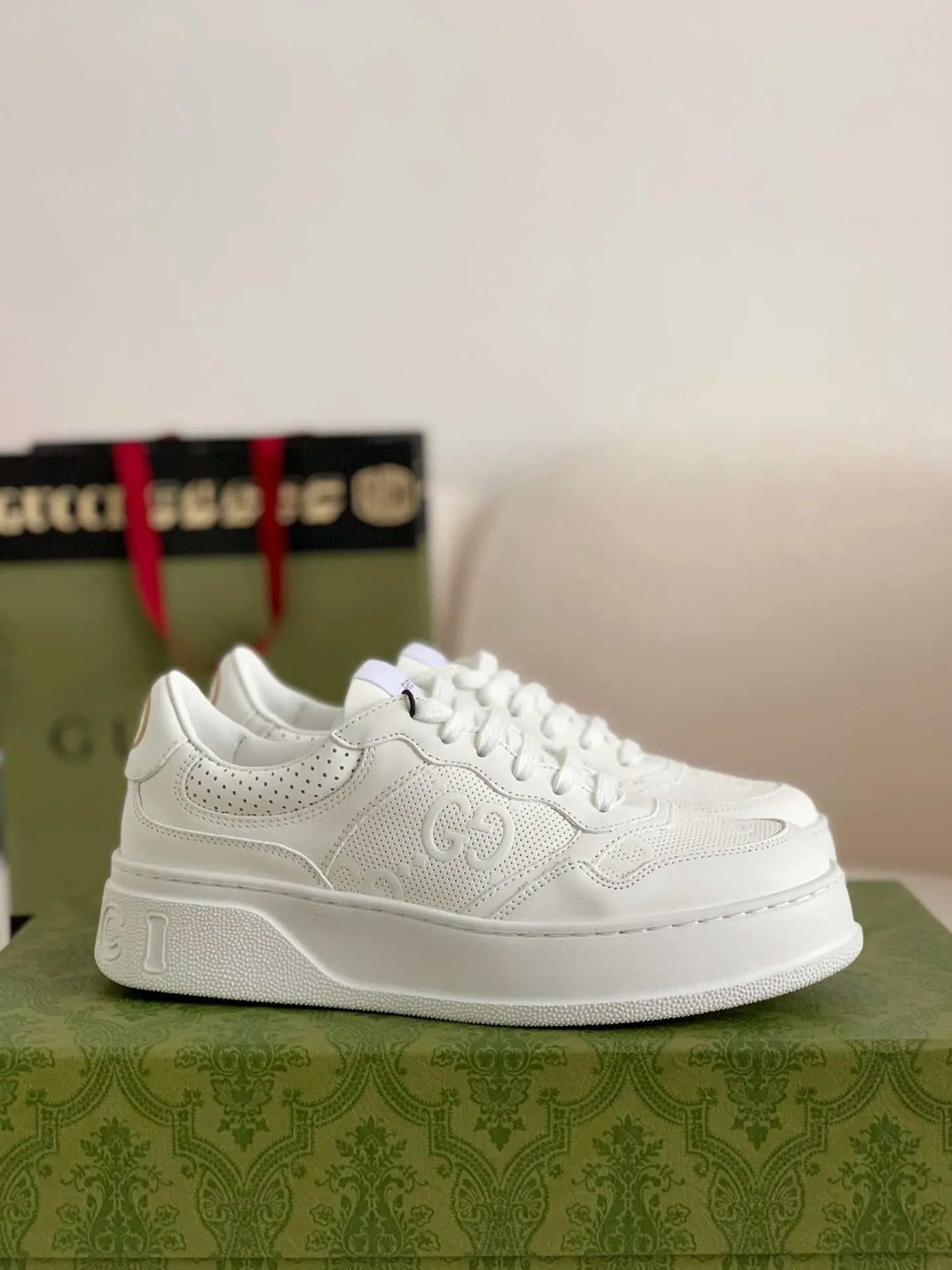 Gucci GG embossed Trainer "white"