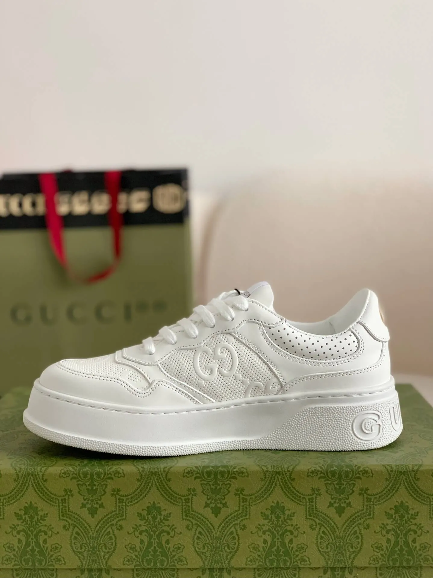 Gucci GG embossed Trainer "white"