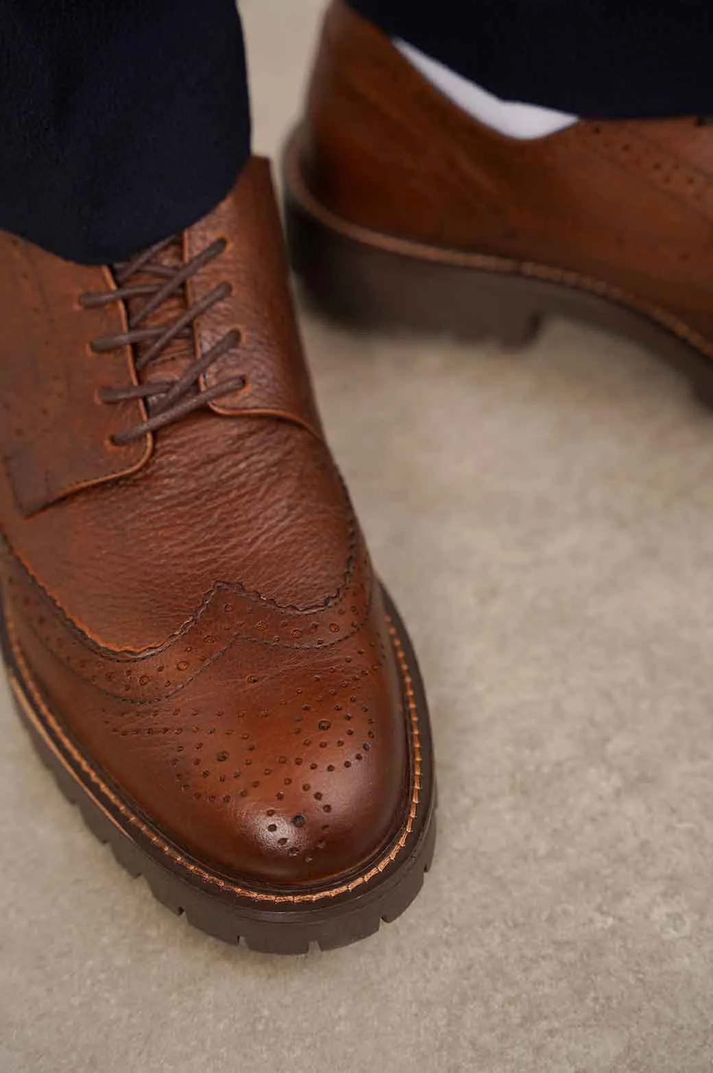 LOW-TOP LEATHER BROGUES