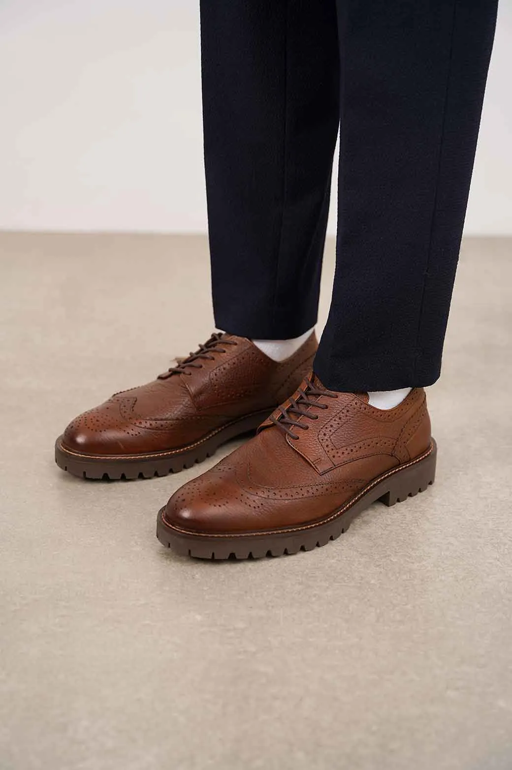 LOW-TOP LEATHER BROGUES