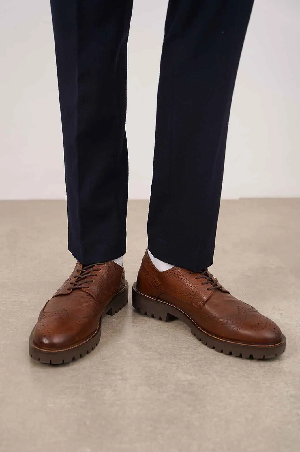 LOW-TOP LEATHER BROGUES